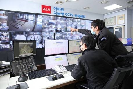 지능형 CCTV를 도입한 한 아파트단지에서 관제센터 직원이 곳곳을 살펴보고 있다.   [에스원 제공]