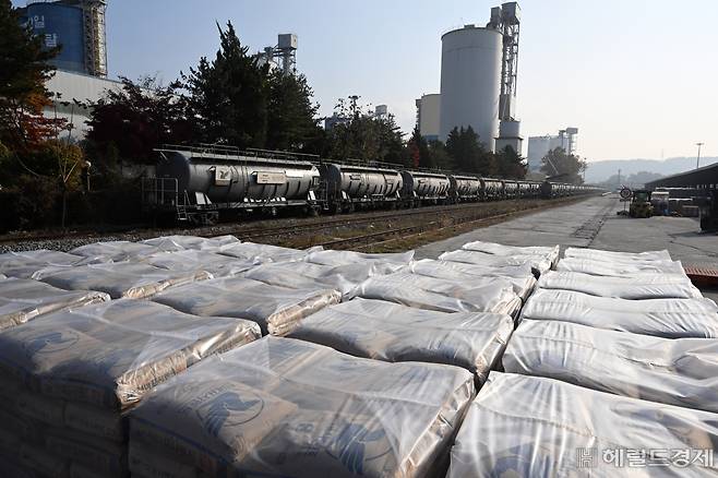국내 시멘트업계의 내수 실적이 회복될 기미를 보이지 않고 있다. 사진은 경기 의왕시 오봉역 인근 시멘트공장에서 출하를 기다리고 있는 공급 물량  임세준 기자