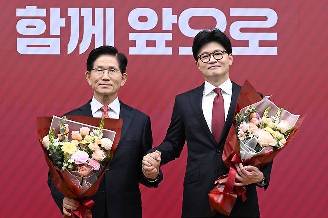 김문수(왼쪽) 국민의힘 대선 후보와 한동훈 전 대표. [국회사진기자단]