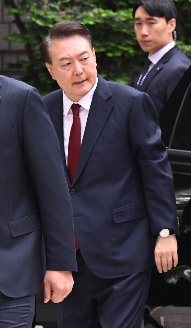 윤석열 전 대통령이 19일 서울 서초구 중앙지방법원에서 열린 내란 우두머리 혐의, 직권남용 권리행사방해 혐의 사건 4차 공판에 출석하고 있다. [연합]