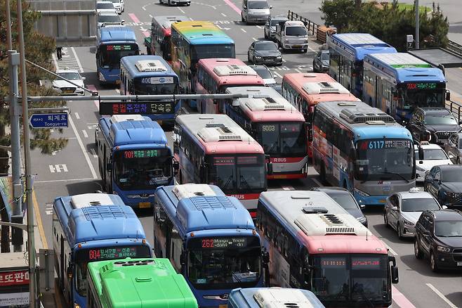 한국노총 전국자동차노조연맹은 8일 전국 대표자회의를 열고 서울, 부산, 인천, 경기 등 22개 지역 전국자동차노동조합연맹 산하 시내버스 노조가 노사교섭 결렬 시 오는 28일 동시 총파업을 예고했다. 사진은 8일 서울역 앞 버스환승센터 정류장 버스 모습. <연합뉴스>