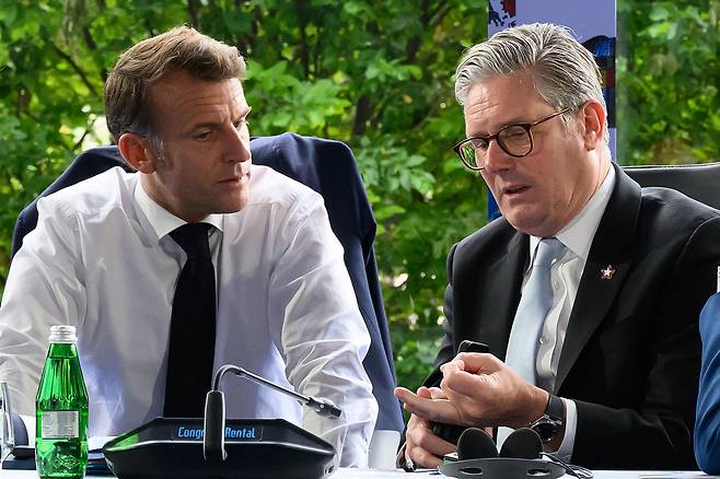지난 16일(현지시간) 유럽정치공동체(EPC) 정상회의에서 키어 스타머 영국총리(오른쪽)가 에마뉘엘 마크롱 프랑스 대통령이 대화하고 있다. [AFP]