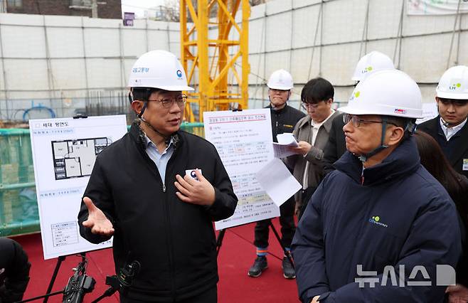 [서울=뉴시스] 홍효식 기자 = 박상우 국토교통부 장관이 지난 3월5일 서울 은평구 응암동 소재 신축매입임대 주택공급 현장을 방문해 이한준 한국토지주택공사(LH) 사장과 대화하고 있다.이날 방문한 주택은 신혼부부 및 신생아 가구를 대상으로 공급할 예정이며, 20층 높이로 아파트 60가구에 오피스텔 12호로 지어진다. 시세 대비 저렴한 임대료로 6년 간 살아보고 분양여부를 선택할 수 있다. 2025.05.19. yesphoto@newsis.com