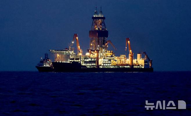 [포항=뉴시스] 이무열 기자 = 경북 포항 앞바다 심해에 매장된 약 140억 배럴 규모의 석유와 천연가스를 채취하기 위해 웨스트 카펠라호가 시추 작업을 하고 있다. 2024년 12월 경북 포항시 남동쪽 대왕고래 유망구조에서. 2025.01.01. lmy@newsis.com