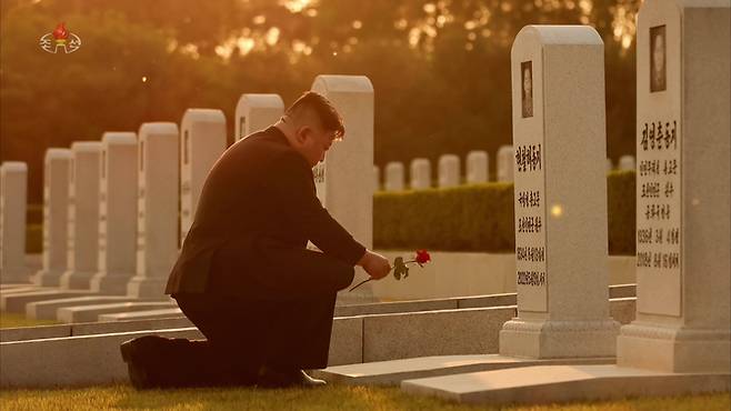 [서울=뉴시스] 김정은 북한 국무위원장이 자신의 후계 교육을 맡았던 현철해 원수 사망 1주기를 맞아 평양 형제산구역 신미리애국열사릉을 찾아 참배했다고 조선중앙TV가 2023년 5월 20일 보도했다. (사진=조선중앙TV 캡처) 2025.05.19. photo@newsis.com *재판매 및 DB 금지