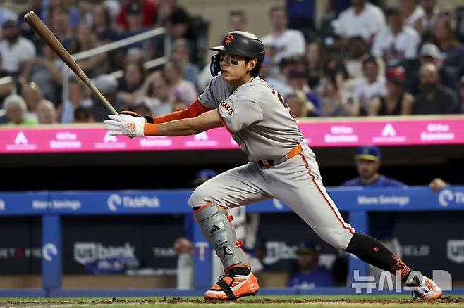[미니애폴리스=AP/뉴시스] 미국 메이저리그(MLB) 샌프란시스코 자이언츠의 이정후가 9일(현지 시간) 미국 미네소타주 미니애폴리스 타깃필드에서 열린 2025 MLB 미네소타 트윈스와의 경기 7회말 타격을 시도하고 있다. 2025.05.10.