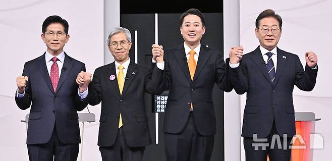 [서울=뉴시스] 국회사진기자단 = 18일 서울 마포구 SBS프리즘타워에서 열린 중앙선거방송토론위원회 주관 제21대 대통령선거 후보자 토론회에서 각 정당 대선 후보들이 선전을 다짐하고 있다. 왼쪽부터 국민의힘 김문수, 민주노동당 권영국, 개혁신당 이준석, 더불어민주당 이재명 대선후보. 2025.05.18. photo@newsis.com