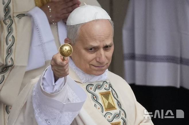 [바티칸=AP/뉴시스] 교황 레오 14세가 18일(현지 시간) 바티칸 성 베드로 광장에서 즉위 미사를 집전하고 있다. 2025.05.19.