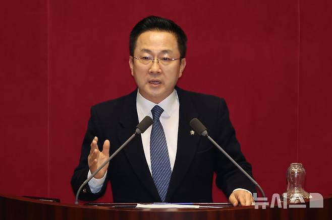 [서울=뉴시스] 권창회 기자 = 박성준 더불어민주당 원내수석부대표가 15일 서울 여의도 국회에서 열린 제424회 국회(임시회) 제3차 본회의에서 의사진행발언을 하고 있다. 2025.04.15. kch0523@newsis.com