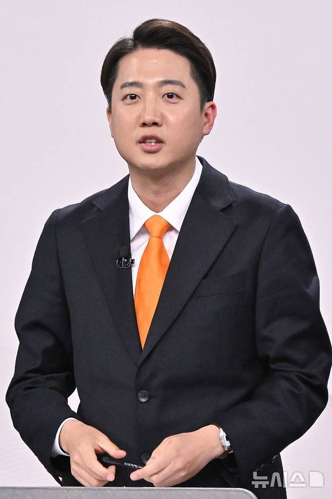 [서울=뉴시스] 국회사진기자단 = 이준석 개혁신당 대선 후보가 18일 서울 마포구 SBS프리즘타워에서 열린 중앙선거방송토론위원회 주관 제21대 대통령선거 후보자 토론회 시작에 앞서 준비하고 있다. 2025.05.18. photo@newsis.com