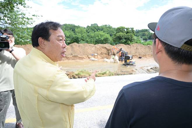 [뉴시스=세종]지난 2023년 세종시 장군면 하봉리 현장점검에 나선 최민호 세종시장.(사진=세종시) *재판매 및 DB 금지