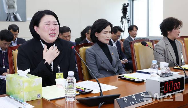 [서울=뉴시스] 조성우 기자 = 지난 4월 18일 서울 여의도 국회에서 고 오요안나 MBC 기상캐스터 사망 사건 관련 현안질의 등을 위해 열린 과학기술정보방송통신위원회 전체회의에서 고 오요안나 어머니 장연미 씨가 눈물을 흘리며 의원 질의에 답변하고 있다. 오른쪽부터 박미나 MBC 경영본부장, 이진숙 방송통신위원장, 고 오요안나 어머니 장연미 씨. 2025.04.18. xconfind@newsis.com