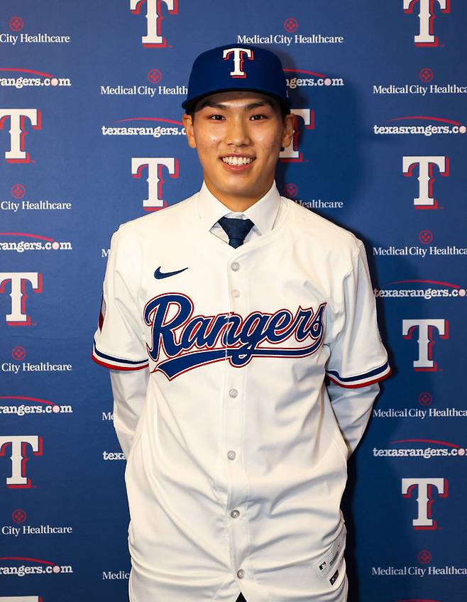 [서울=뉴시스] 광주일고 투수 겸 내야수 김성준이 18일(현지 시간) 미국 텍사스주 알링턴 글로브 라이프 파크에서 열린 텍사스 레인저스 입단식에서 포즈를 취하고 있다.김성준은 내년 고등학교 졸업 후 텍사스에 합류할 예정이다. (사진=리코스포츠에이전시 제공) 2025.05.19. photo@newsis.com *재판매 및 DB 금지