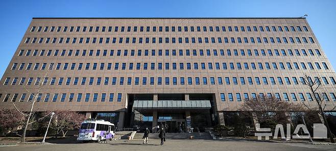 [서울=뉴시스] 정병혁 기자 =고위공직자범죄수사처(공수처)가 부장검사 2명, 평검사 5명 등 검사 7명을 충원한다. 사진은 경기 과천시 공수처. 2024.12.29. jhope@newsis.com