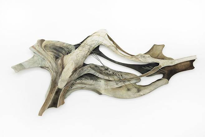 박예림_Mei_2025_장지에 분채 및 유채, 폴리머 클레이, 자작나무_248×81×5cm *재판매 및 DB 금지