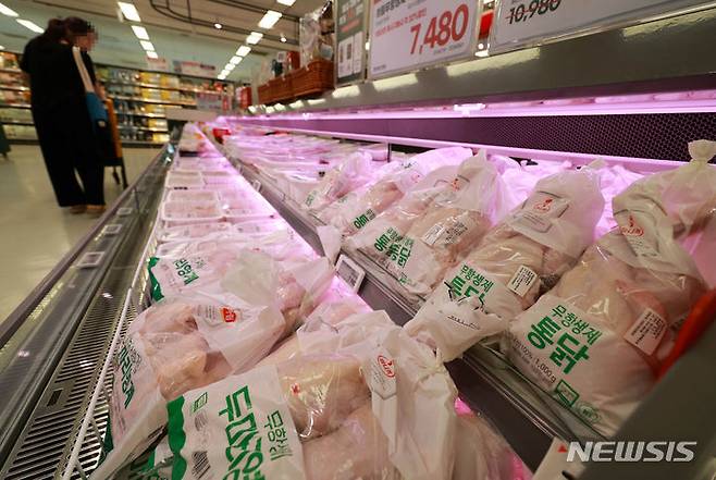 [서울=뉴시스] 고범준 기자 = 사진은 지난해 7월 22일 서울의 한 대형마트에서 소비자들이 닭고기를 살펴보고 있는 모습. 2024.07.22. bjko@newsis.com