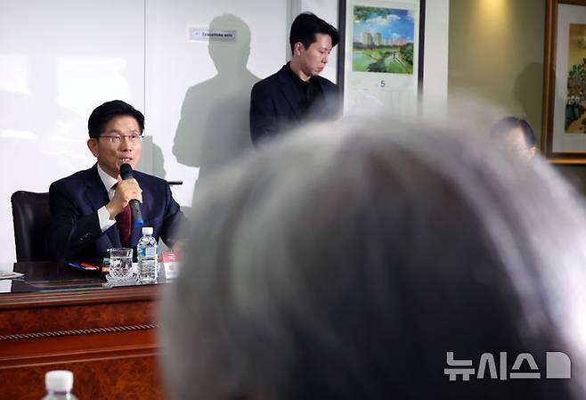 [서울=뉴시스] 고승민 기자 = 김문수 국민의힘 대선 후보가 19일 서울 중구 부영 태평빌딩 대한노인회를 방문, 이중근 회장을 만나 인사말을 하고 있다. 2025.05.19. kkssmm99@newsis.com