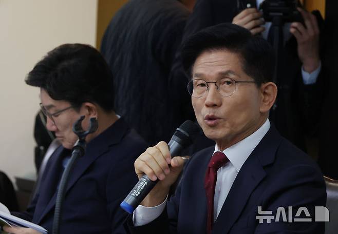 [서울=뉴시스] 고승민 기자 = 김문수 국민의힘 대선 후보가 19일 서울 중구 부영 태평빌딩 대한노인회를 방문, 이중근 회장을 만나 인사말을 하고 있다. 2025.05.19. kkssmm99@newsis.com