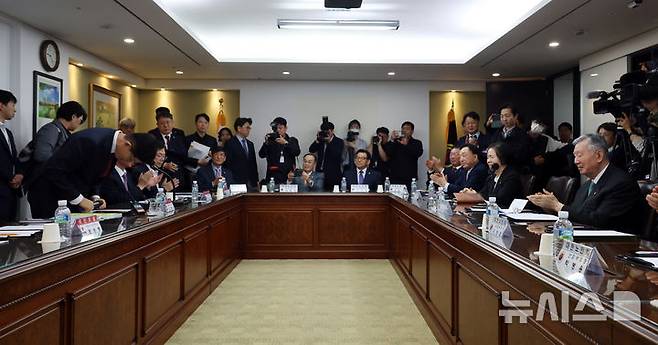 [서울=뉴시스] 고승민 기자 = 김문수 국민의힘 대선 후보가 19일 서울 중구 부영 태평빌딩 대한노인회를 방문, 발언 전 인사를 하고 있다. 2025.05.19. kkssmm99@newsis.com