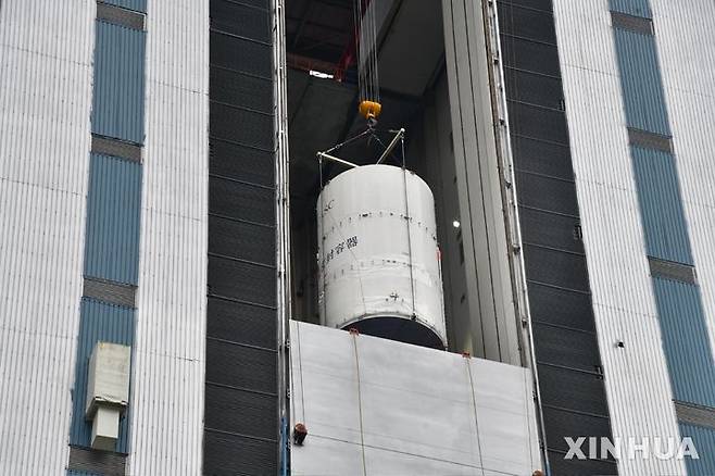 [시창=신화/뉴시스] 중국이 지구 근접 소행성 탐사를 위한 톈원(天问) 2호를 이달 중 발사할 예정이라고 밝혔다. 사진은 18일 중국 시창위성발사센터 발사대에 톈원 2호 탐사선이 설치돼 있는 모습. 2025.05.19