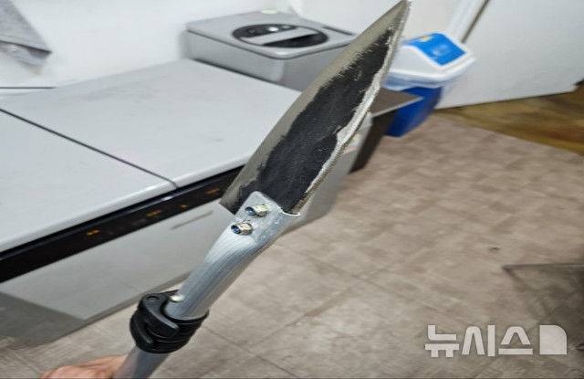 [제주=뉴시스] 제주자치경찰단이 야생동물을 잔혹하게 살해한 30대 2명을 구속했다. 사진은 피의자들이 사냥을 위해 특수 제작한 창. (사진=제주자치경찰단 제공) 2025.05.19. photo@newsis.com