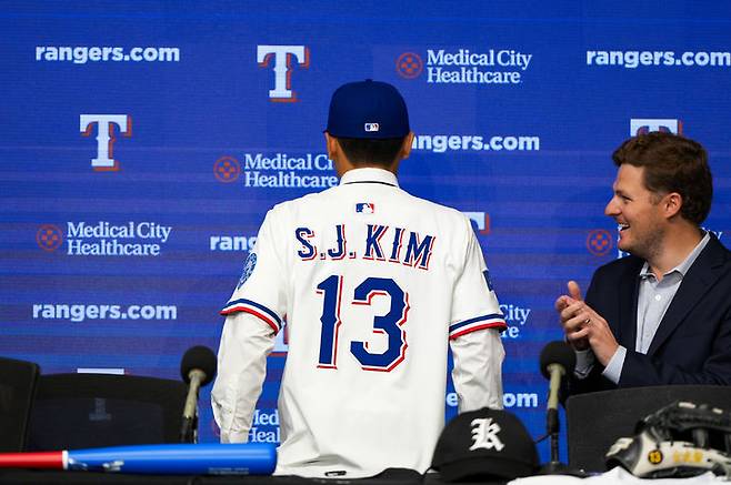 [서울=뉴시스] 광주일고 투수 겸 내야수 김성준이 18일(현지 시간) 미국 텍사스주 알링턴 글로브 라이프 파크에서 열린 텍사스 레인저스 입단식에서 유니폼을 입고 있다.김성준은 내년 고등학교 졸업 후 텍사스에 합류할 예정이다. (사진=리코스포츠에이전시 제공) 2025.05.19. photo@newsis.com *재판매 및 DB 금지