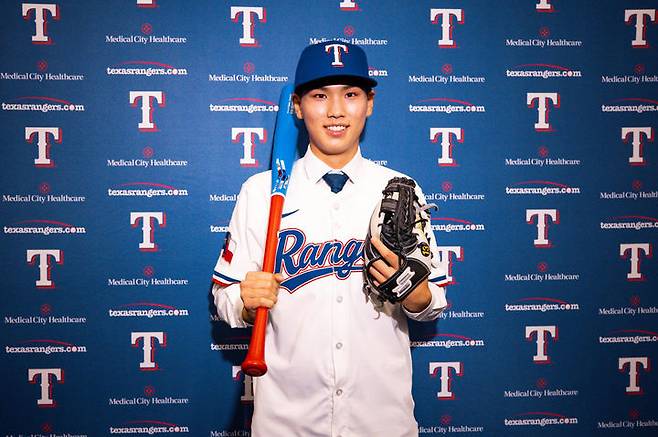 [서울=뉴시스] 광주일고 투수 겸 내야수 김성준이 18일(현지 시간) 미국 텍사스주 알링턴 글로브 라이프 파크에서 열린 텍사스 레인저스 입단식에서 포즈를 취하고 있다.김성준은 내년 고등학교 졸업 후 텍사스에 합류할 예정이다. (사진=리코스포츠에이전시 제공) 2025.05.19. photo@newsis.com *재판매 및 DB 금지