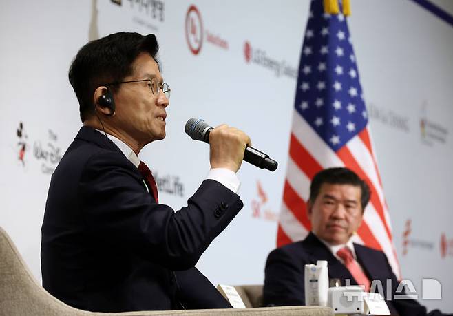 [서울=뉴시스] 고승민 기자 = 김문수 국민의힘 대선 후보가 19일 서울 광화문 포시즌스 호텔에서 열린 주한미국상공회의소(암참) 간담회에서 제임스 김 암참 회장과 대담을 하고 있다. 2025.05.19. kkssmm99@newsis.com