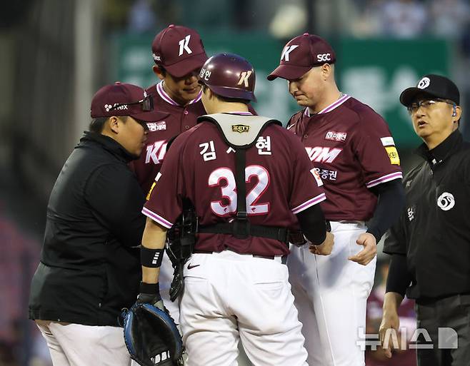 [서울=뉴시스] 조수정 기자 = 지난 14일 서울 송파구 잠실야구장에서 열린 2025 KBO리그 LG 트윈스와 키움 히어로즈 경기, 키움 선발 케니 로젠버그가 3회말 연실점 한 뒤 마운드에서 코칭스태프와 대화하고 있다. 2025.05.14. chocrystal@newsis.com