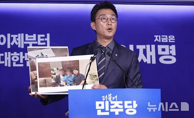 [서울=뉴시스] 조성봉 기자 = 노종면 더불어민주당 선거대책위원회 대변인이 19일 오후 서울 여의도 중앙당사에서 ‘지귀연 판사 룸살롱 접대 의혹’ 관련 사진을 공개하고 있다.2025.05.19. suncho21@newsis.com