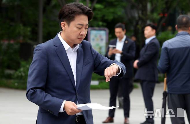 [서울=뉴시스] 추상철 기자 = 이준석 개혁신당 대선 후보가 19일 오전 서울 종로구 광화문광장 이순신동상 앞에서 기자회견에 앞서 시계를 보고 있다. 2025.05.19. scchoo@newsis.com