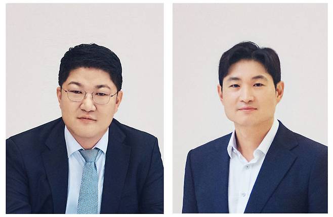 [서울=뉴시스]  이병만 코스맥스 대표(왼쪽)와 이병주 코스맥스비티아이 대표 (사진=코스맥스 제공) *재판매 및 DB 금지