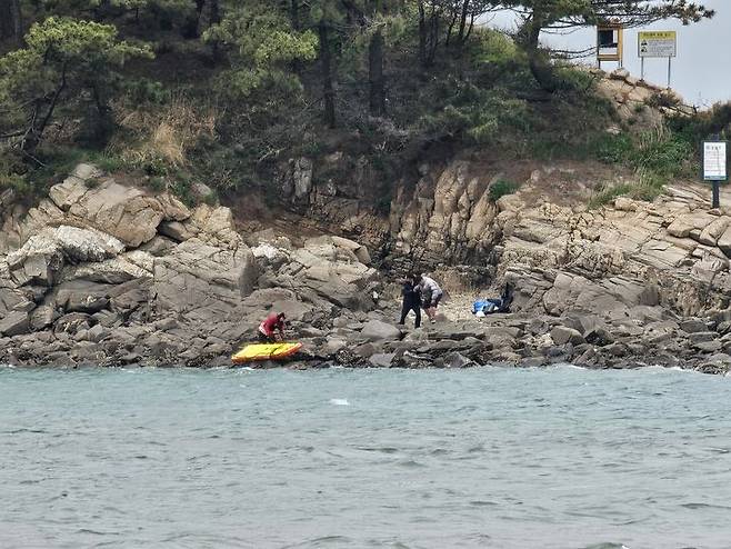 [태안=뉴시스] 19일 오전 11시5분께 충남 태안군 원북면 방갈리 소분점도 인근 갯바위에서 낚시하던 30대 A씨가 부상을 입어 해경이 구조에 나서고 있다. (사진=태안해양경찰서 제공) 2025.05.19. photo@newsis.com *재판매 및 DB 금지