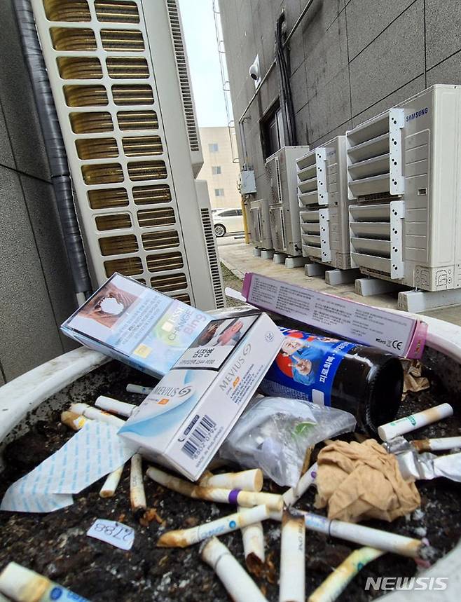 [전주=뉴시스] 전북 전주시 완산구 효자동의 한 상가 지역에 임시로 놓인 재떨이용 화분에 놓여있는 담배꽁초들. 해당 사진은 기사 내용과 관련이 없습니다. (사진=뉴시스 DB). photo@newsis.com