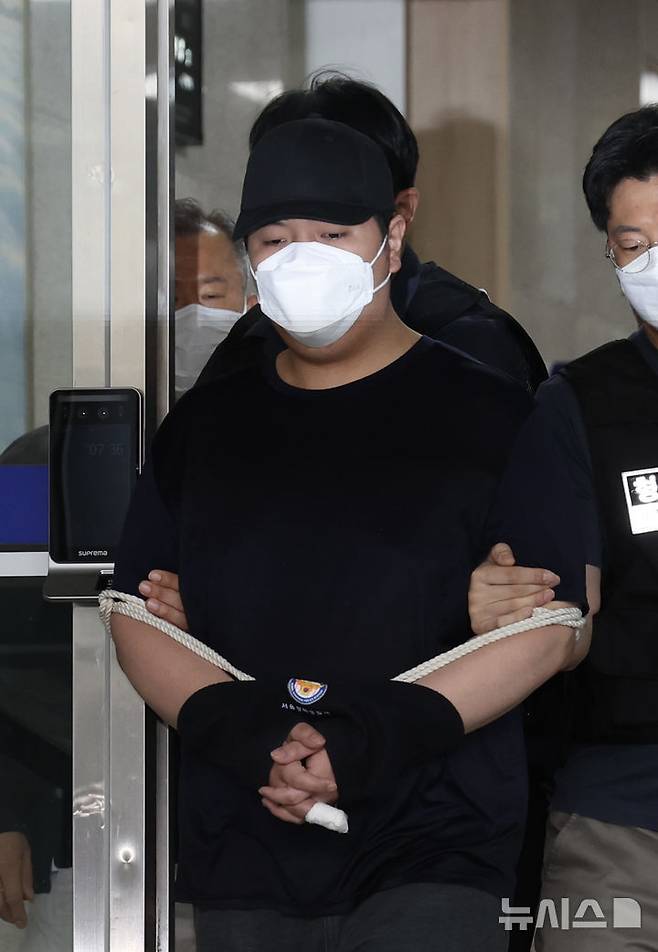 [서울=뉴시스] 김명년 기자 = 서울 강북구 미아동 마트에서 흉기를 휘둘러 1명을 살해하고 1명을 다치게 한 김성진(32·남)이 1일 오전 서울 강북경찰서에서 검찰로 송치되고 있다. 2025.05.01. kmn@newsis.com