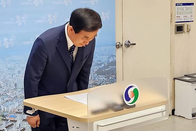 [충주=뉴시스] 이병찬 기자 = 충북 충주시 조길형 시장이 1일 충주시청 브리핑룸에서 장애인도민체전 부실 도시락 논란에 관해 사과하고 있다.2025.05.01.bclee@newsis.com