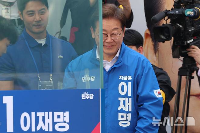 [서울=뉴시스] 권창회 기자 = 이재명 더불어민주당 대선 후보가 19일 서울 용산구 용산역 광장에서 열린 집중유세에서 연설을 하기 위해 방탄유리 내부로 이동하고 있다. 2025.05.19. kch0523@newsis.com