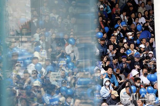 [서울=뉴시스] 권창회 기자= 19일 오후 서울 용산역 광장에서 이재명 더불어민주당 대통령 후보의 집중유세가 이어지고 있는 가운데 방탄유리막 너머 유권자들이 이 후보의 연설을 듣고 있다. (공동취재) 2025.05.19. photo@newsis.com