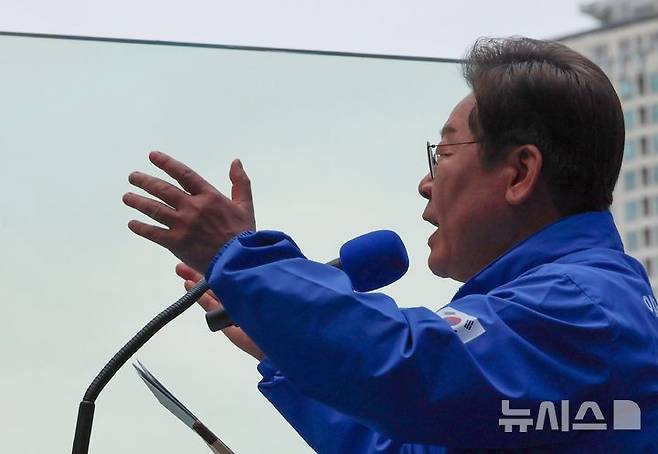 [서울=뉴시스] 권창회 기자= 이재명 더불어민주당 대선후보가 19일 서울 용산구 용산역광장에서 열린 집중유세에서 지지호소를 하고 있다. 이 후보 옆에 세워진 방탄 유리막이 보이고 있다. (공동취재) 2025.05.19. photo@newsis.com