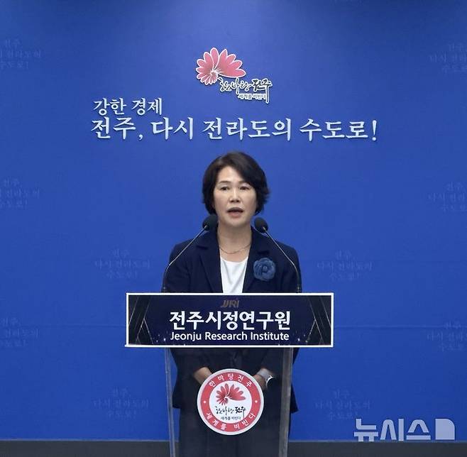 [전주=뉴시스] 박미자 전주시정연구원장은 19일 전주시청에서 브리핑을 하고 "대도시권 광역교통 관리에 관한 특별법(대광법)에 전주권이 포함된 것을 계기로 현재 사용하는 데이터보다 더욱 정밀한 전주권 교통 데이터가 시급히 필요하다"고 강조했다. (사진=전주시 제공) 2025.05.19. photo@newsis.com