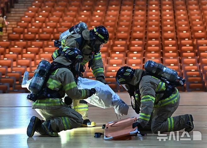[수원=뉴시스] 김종택 기자 = 19일 경기 수원시 SK아트리움에서 열린 재난대응 안전한국훈련에서 소방대원들이 지진으로 건물 붕괴 상황을 가정한 긴급구조종합훈련을 하고 있다. 2025.05.19. jtk@newsis.com