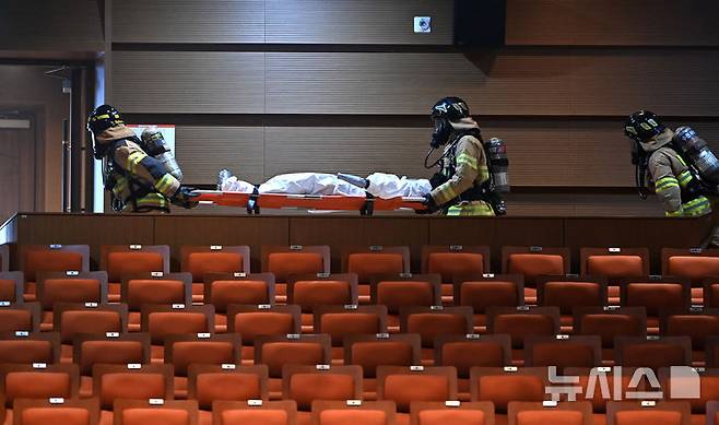 [수원=뉴시스] 김종택 기자 = 19일 경기 수원시 SK아트리움에서 열린 재난대응 안전한국훈련에서 소방대원들이 지진으로 건물 붕괴 상황을 가정한 긴급구조종합훈련을 하고 있다. 2025.05.19. jtk@newsis.com