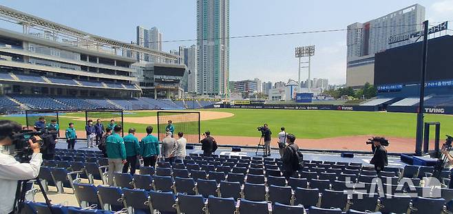 [창원=뉴시스] 강경국 기자 = 권희중 경남 창원시설공단 안전시설팀장이 19일 창원NC파크 마산구장에서 시설 보수 및 안전점검 완료 부분에 대한 현장 브리핑을 하고 있다. 2025.05.19. kgkang@newsis.com