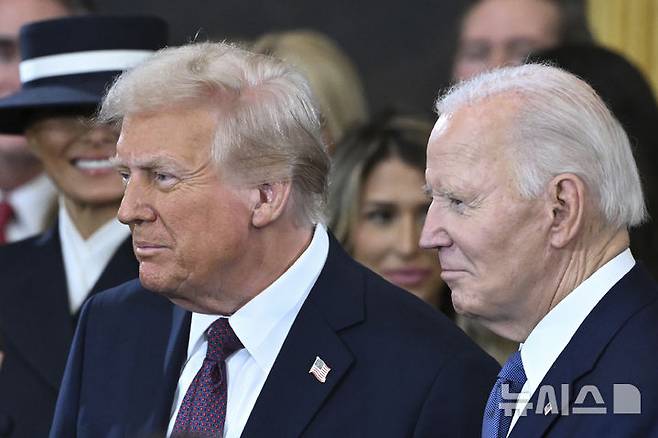 [워싱턴=AP/뉴시스] 도널드 트럼프 미국 대통령이 18일(현지 시간) 전립선암 진단을 받은 자신의 정적인 조 바이든 전 대통령의 쾌유를 빌었다. 사진은 바이든 전 대통령이 지난 1월 20일 미국 워싱턴 연방의회 의사당 로툰다 홀에서 열린 트럼프 대통령 취임식에 참석한 모습 . 2025.05.19.