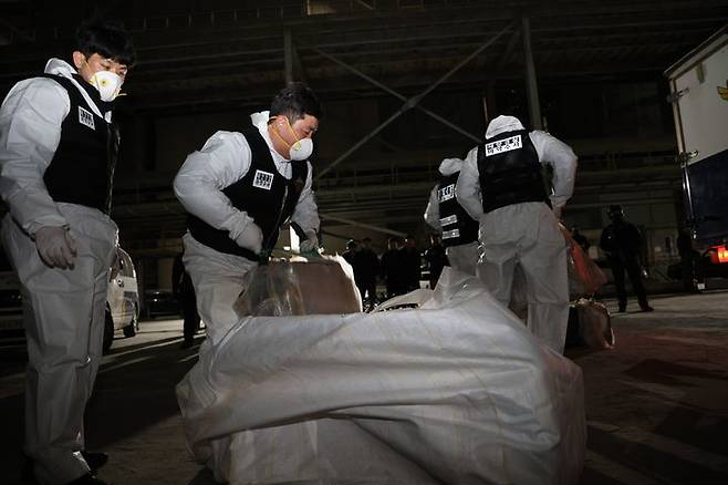 [동해=뉴시스] 지난 2일 강릉시 옥계항으로 입항한 선박에서 밀반한 코카인을 수색하는 모습. (사진=동해해경청 제공)photo@newsis.com *재판매 및 DB 금지 *재판매 및 DB 금지