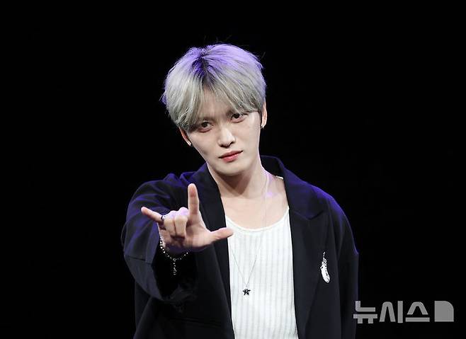 [서울=뉴시스] 김명년 기자 = 가수 김재중이 19일 오후 서울 마포구 상암동 MBC에서 열린 새 EP '뷰티 인 카오스' 발매 기념 기자간담회에서 포즈를 취하고 있다. 2025.05.19. kmn@newsis.com