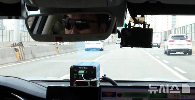 [서울=뉴시스] 추상철 기자 = 19일 오후 서울 내부간선도로에서 서울경찰청 도시고속순찰대가 암행순찰차 '탑재형 과속단속 장비' 운영을 하고 있다. 2025.05.19. scchoo@newsis.com