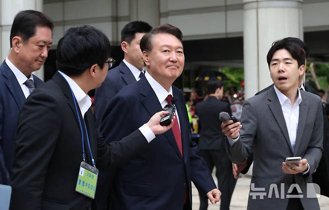 [서울=뉴시스] 사진공동취재단 = 윤석열 전 대통령이 19일 서울 서초구 중앙지방법원에서 열린 내란 우두머리 혐의, 직권남용 권리행사방해 혐의 사건 4차 공판을 마친 뒤 법정을 나서고 있다. 2025.05.19. photo@newsis.com