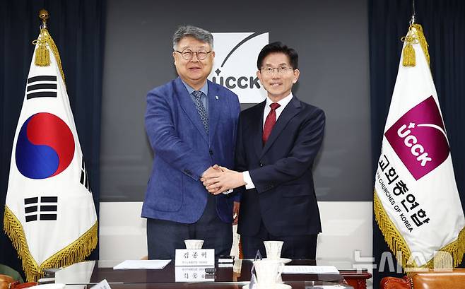 [서울=뉴시스] 고승민 기자 = 김문수 국민의힘 대선 후보가 19일 서울 종로구 한국기독교회관을 방문, 김종혁 한국교회총연합 대표회장과 기념촬영을 하고 있다. (공동취재) 2025.05.19. photo@newsis.com