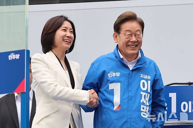 [서울=뉴시스] 권창회 기자 = 이재명 더불어민주당 대선 후보가 19일 서울 영등포구 타임스퀘어 광장에서 열린 유세에서 허은아 전 개혁신당 대표 손을 잡고 있다. 2025.05.19. kch0523@newsis.com